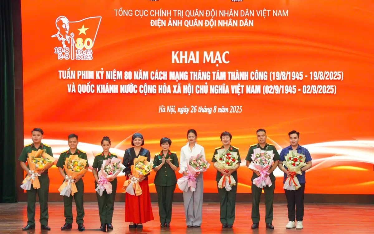 Giám đốc Điện ảnh Quân đội nhân dân Nguyễn Thu Dung tặng hoa đại diện các đoàn phim (ảnh: BTC) Giám đốc Điện ảnh Quân đội nhân dân Nguyễn Thu Dung tặng hoa đại diện các đoàn phim (ảnh: BTC)