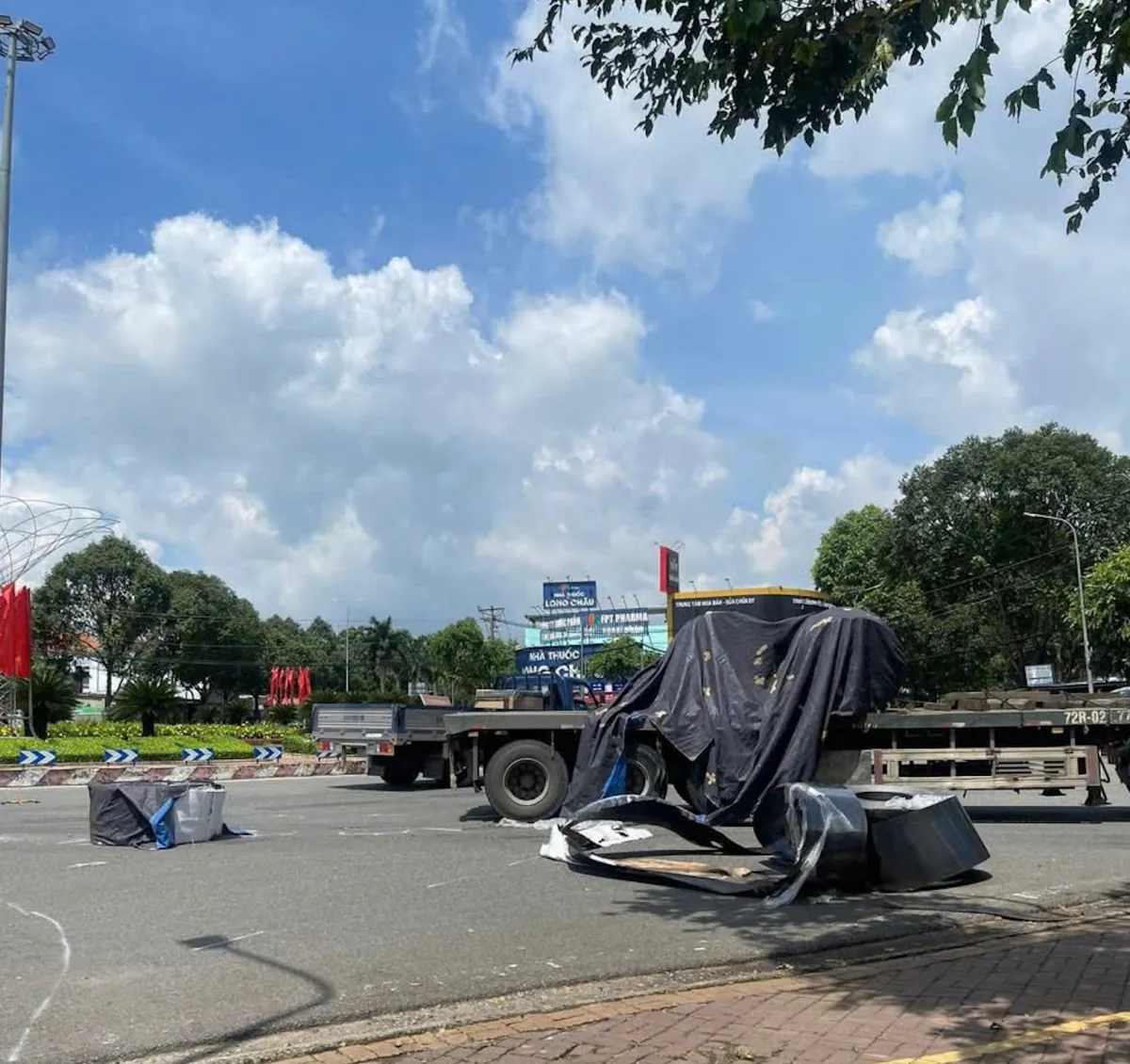 TP Hồ Chí Minh: Liên tiếp xảy ra sự cố cuộn tôn, thép rơi xuống đường - Ảnh 2.