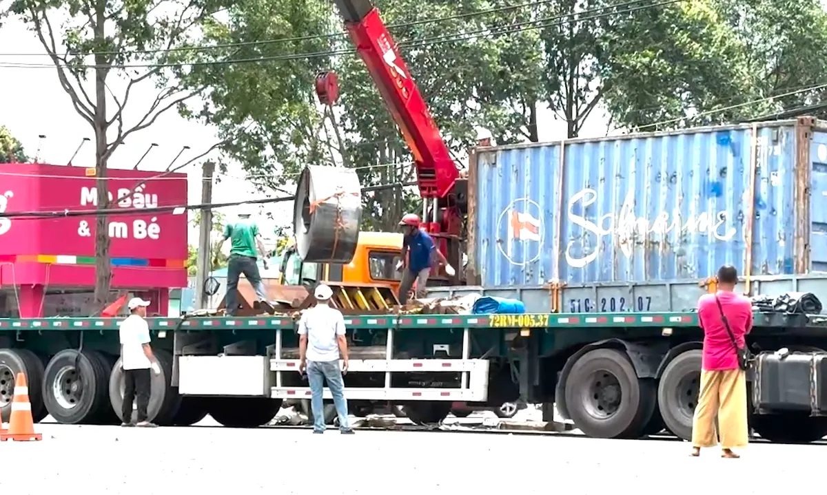 TP Hồ Chí Minh: Liên tiếp xảy ra sự cố cuộn tôn, thép rơi xuống đường - Ảnh 3.