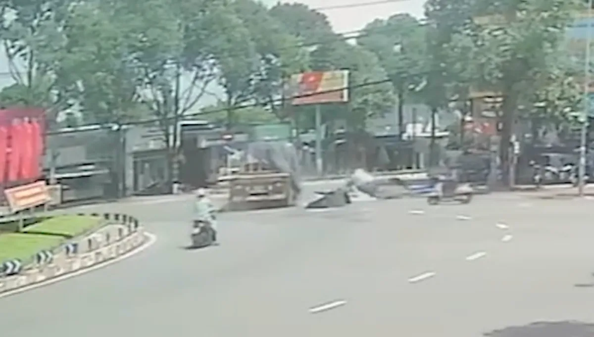 TP Hồ Chí Minh: Liên tiếp xảy ra sự cố cuộn tôn, thép rơi xuống đường - Ảnh 1.