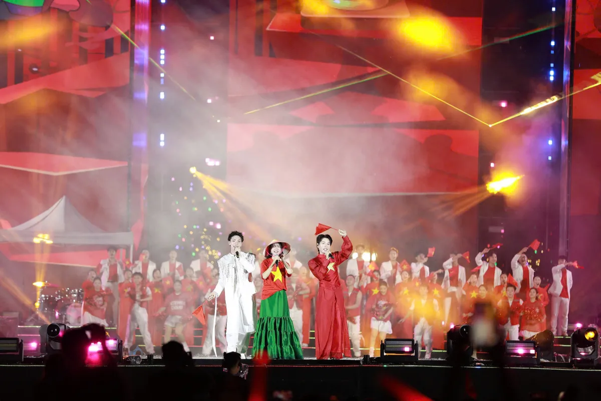 “Việt Nam trong tôi”: Đêm concert trong mưa chạm tim  khán giả - Ảnh 9.