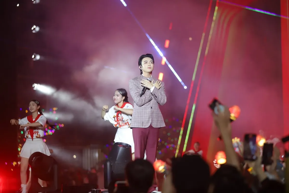 “Việt Nam trong tôi”: Đêm concert trong mưa chạm tim  khán giả - Ảnh 11.