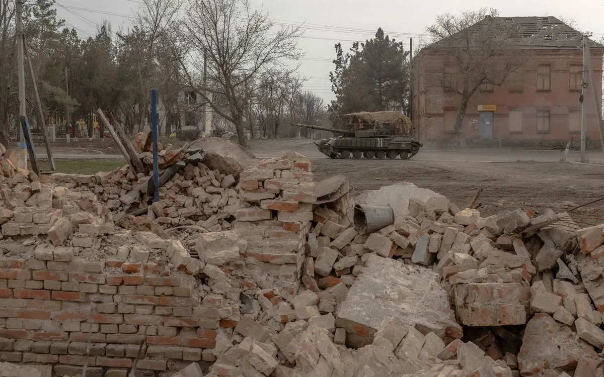 Một chiếc xe tăng Ukraine di chuyển ngang qua những tòa nhà bị hư hại do pháo kích ở vùng Dnipropetrovsk, ngày 16/3/2025 (Ảnh: AFP/Getty Images) Một chiếc xe tăng Ukraine di chuyển ngang qua những tòa nhà bị hư hại do pháo kích ở vùng Dnipropetrovsk, ngày 16/3/2025 (Ảnh: AFP/Getty Images)