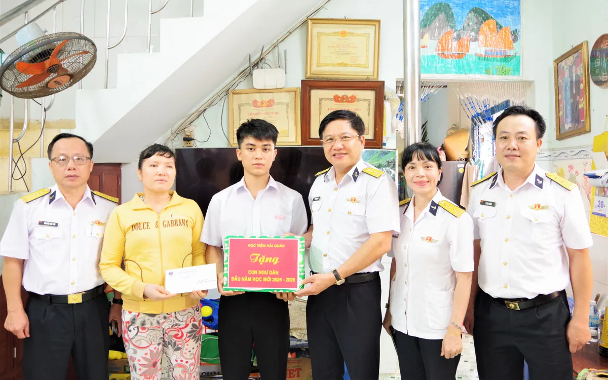 Đoàn công tác tặng quà cho cháu Nguyễn Thành Phúc.