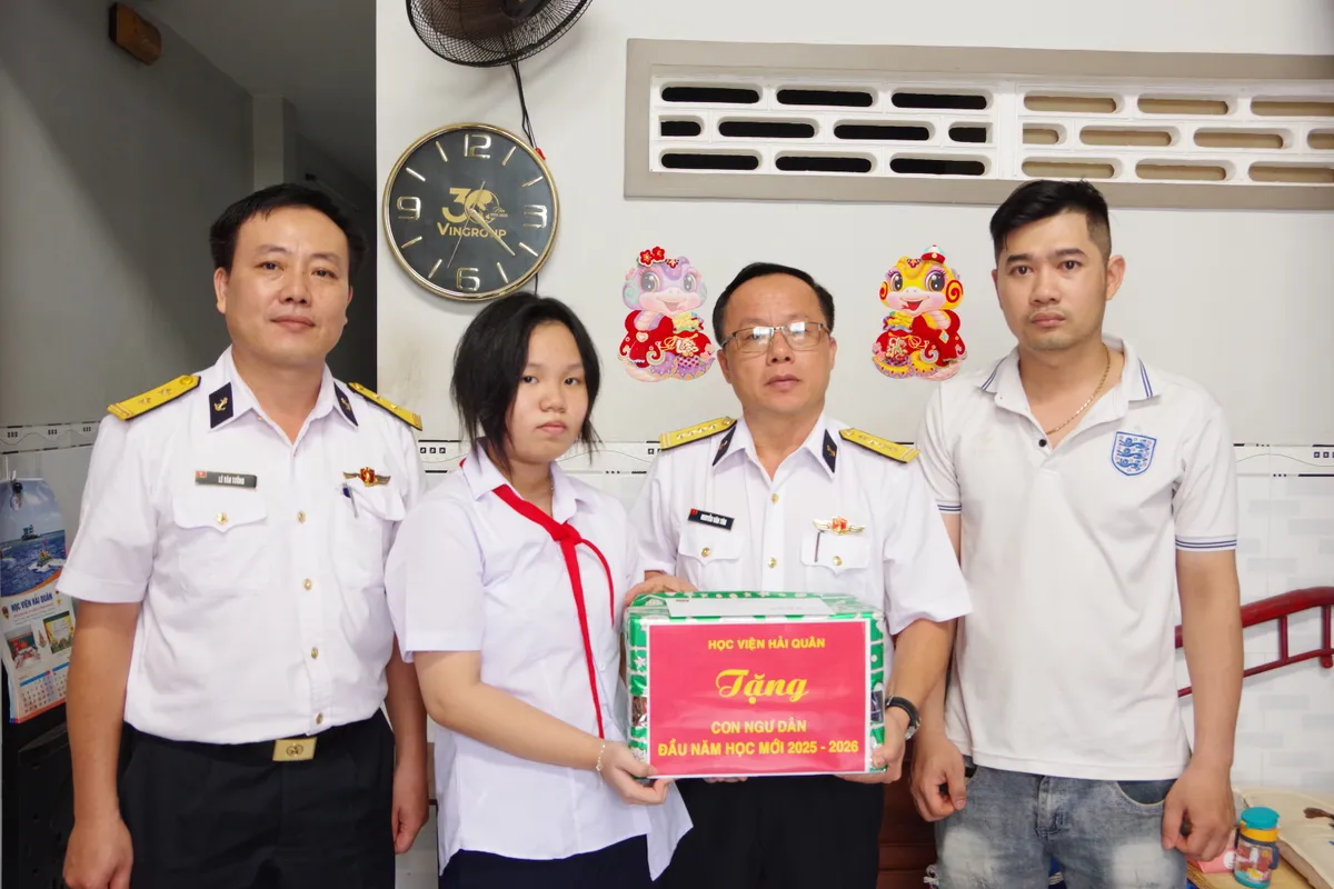 Học viện Hải qu&acirc;n thăm, tặng qu&agrave; con ngư d&acirc;n được nhận đỡ đầu nh&acirc;n dịp chuẩn bị bước v&agrave;o năm học mới - Ảnh 1.