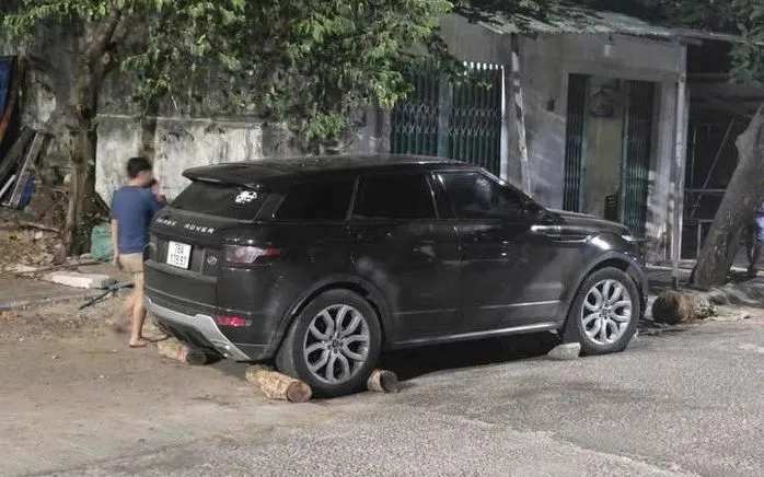 Xe ô tô nhãn hiệu Range Rover gây tai nạn rồi rời khỏi hiện trường. Ảnh: NLĐ Xe ô tô nhãn hiệu Range Rover gây tai nạn rồi rời khỏi hiện trường. Ảnh: NLĐ