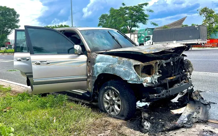 Xe ô tô 7 chỗ bị cháy trụi trơ khung. (Ảnh: PLO) Xe ô tô 7 chỗ bị cháy trụi trơ khung. (Ảnh: PLO)