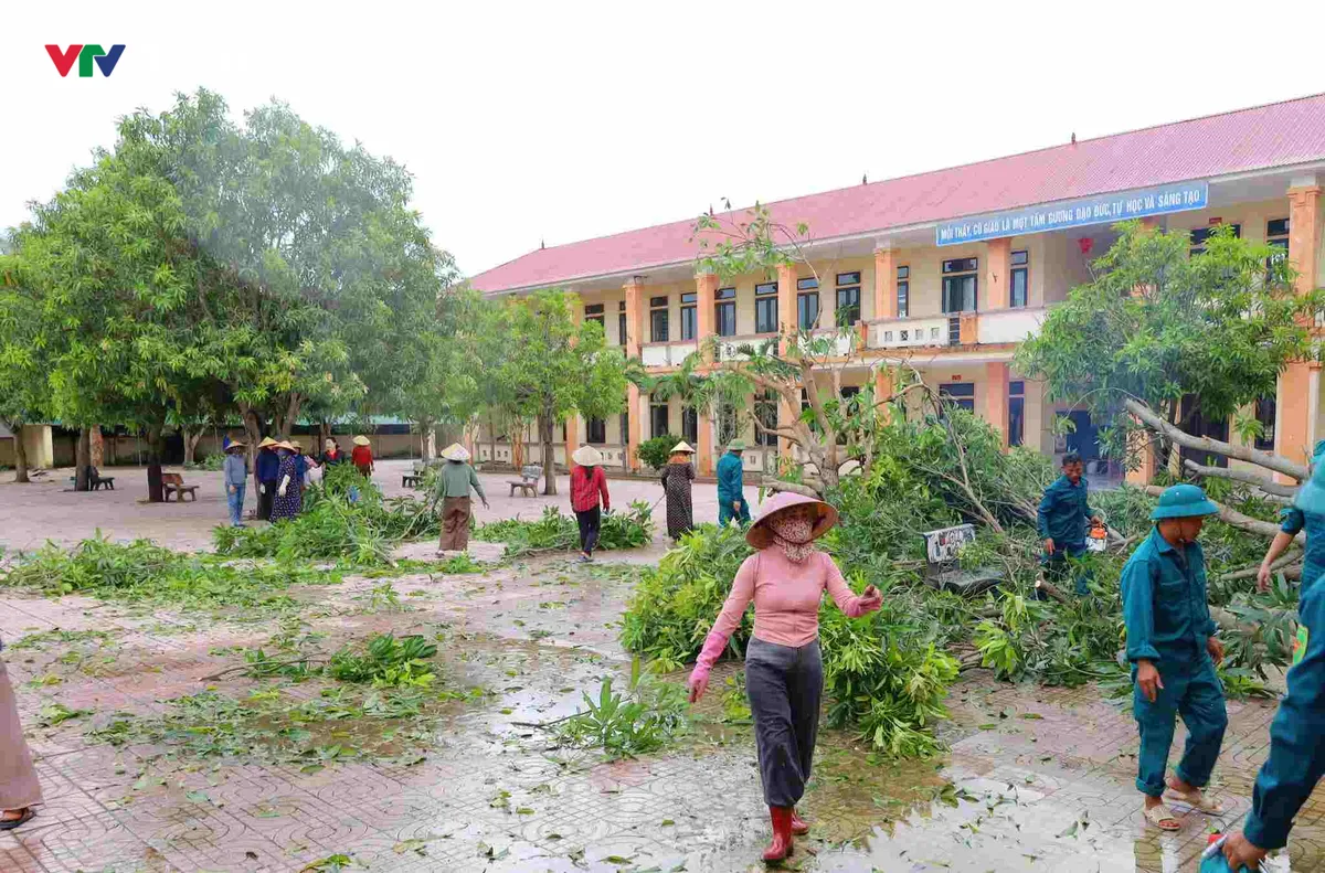Nghệ An: Huy động toàn bộ giáo viên khắc phục hậu quả bão số 5 chuẩn bị lễ khai giảng - Ảnh 8.