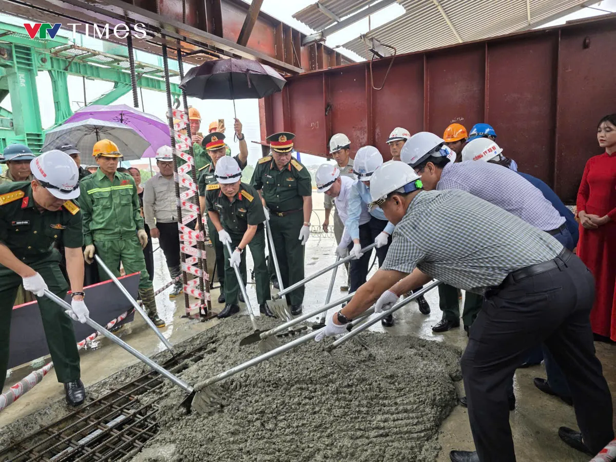 Phú Thọ: Hợp long cầu Phong Châu mới trên QL 32C - Ảnh 2.