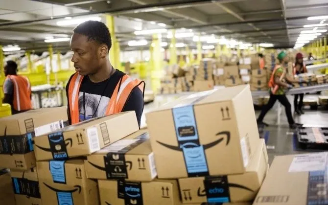 Một nhân viên xử lý đơn hàng trong kho hàng của Amazon. Ảnh: Amazon