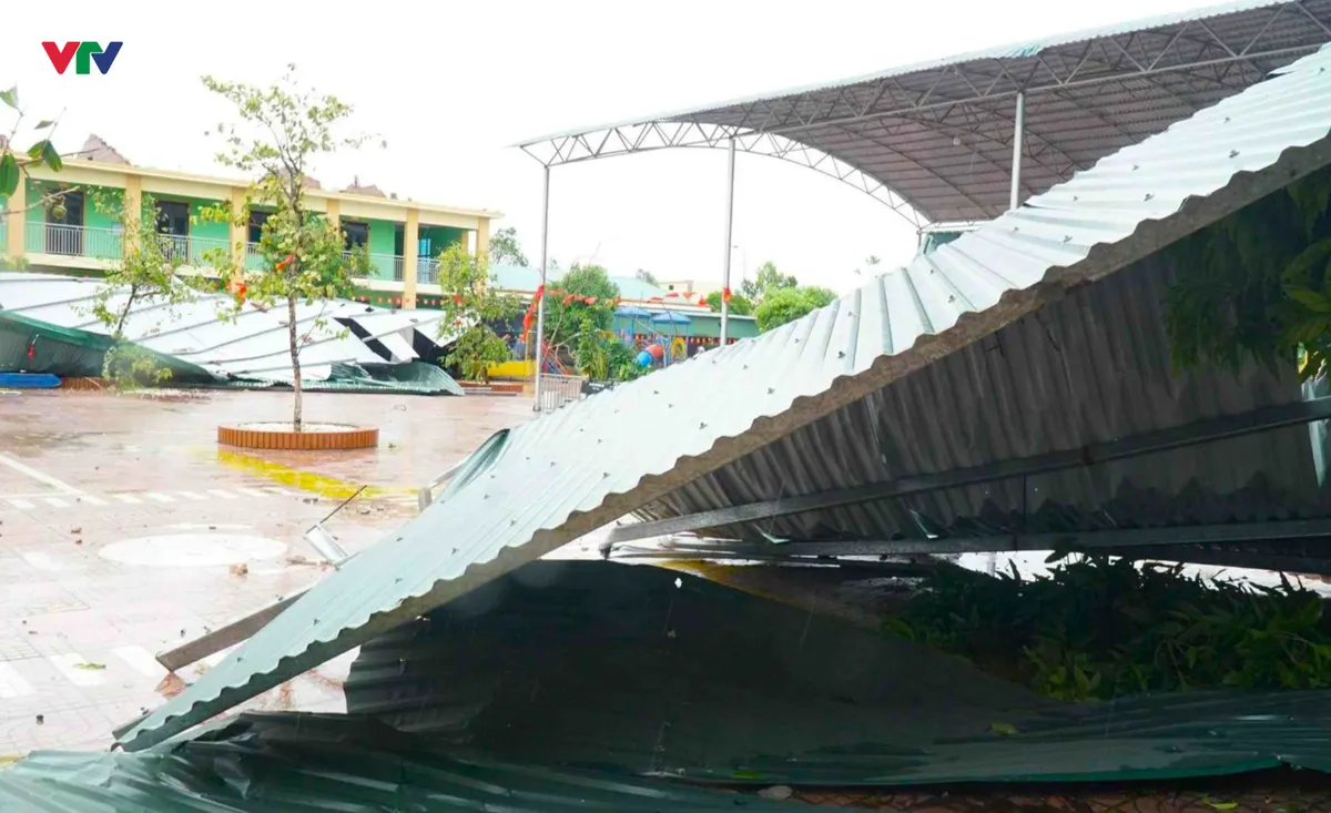 Nghệ An: Huy động toàn bộ giáo viên khắc phục hậu quả bão số 5 chuẩn bị lễ khai giảng - Ảnh 4.