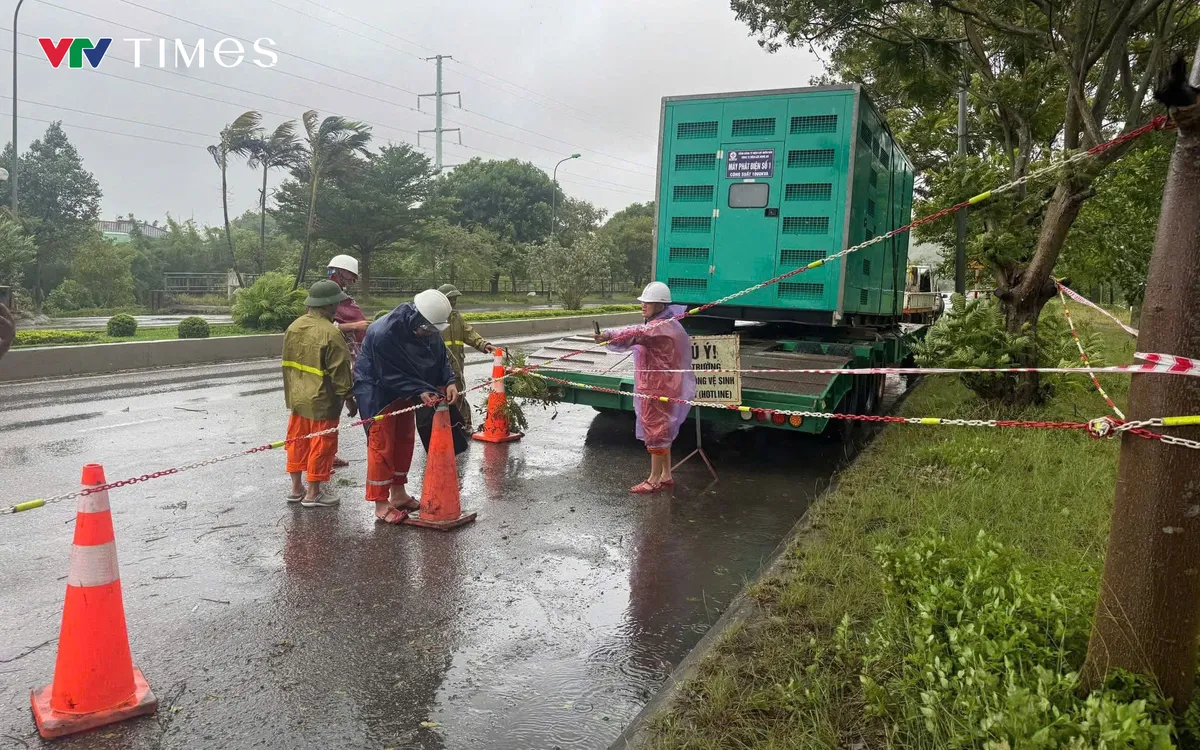 Công ty Điện lực Nghệ An khẩn trương khắc phục thiệt hại sau bão số 5. Ảnh: Quốc Hưng