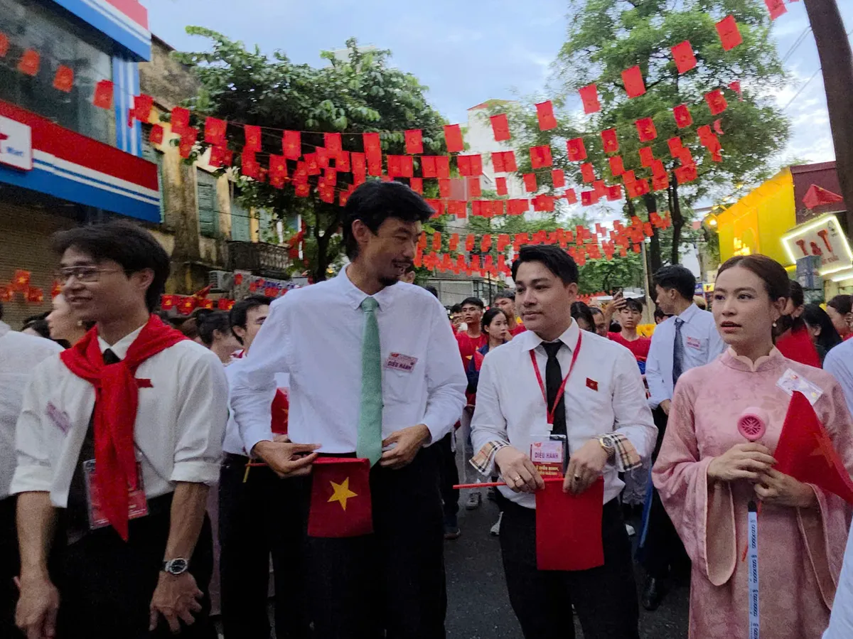 Đen v&agrave; Ho&agrave;ng Thuỳ Linh tham gia Sơ duyệt diễu binh, diễu h&agrave;nh 80 năm Quốc kh&aacute;nh 2/9- Ảnh 1.