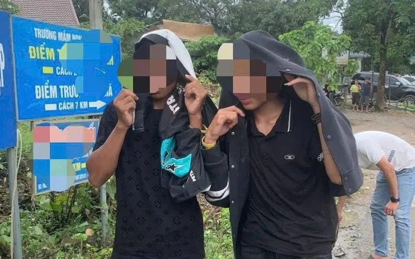 Hai trong nhóm 4 người lạ mặt dùng súng bắn anh Tr. (Nguồn: TTXVN)