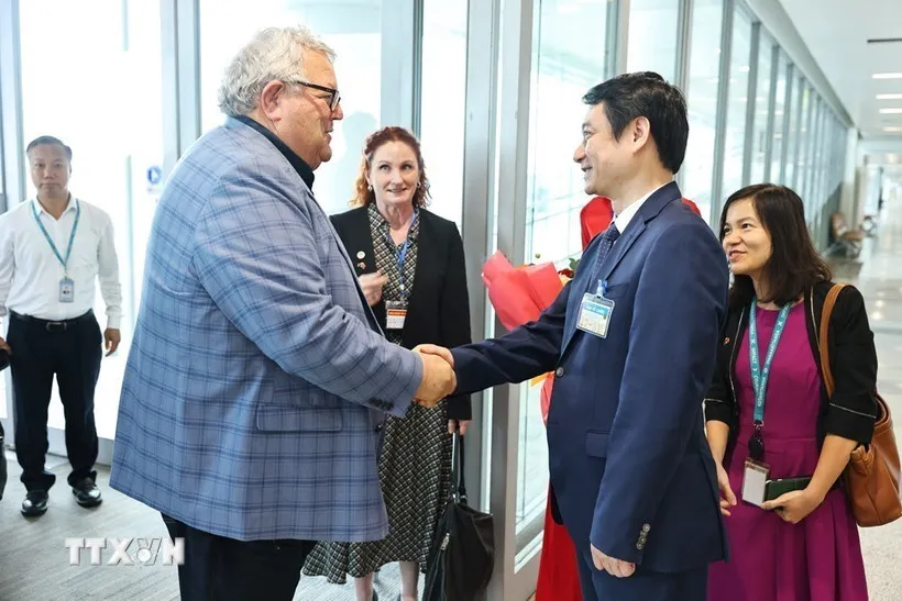 Chủ tịch Quốc hội New Zealand đến Hà Nội, bắt đầu thăm chính thức Việt Nam - Ảnh 1.