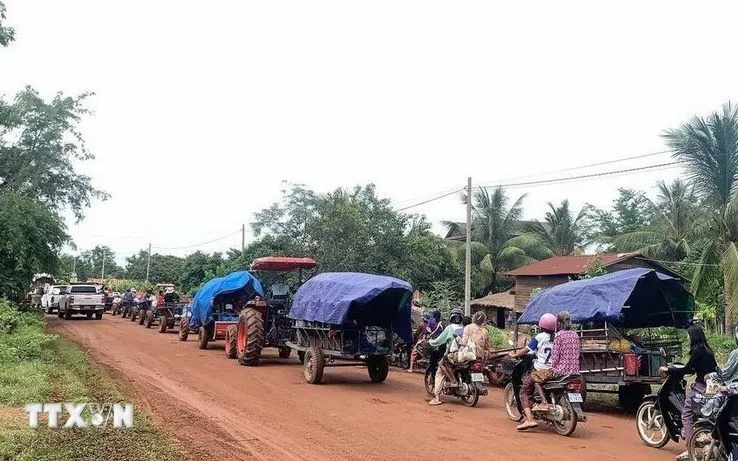 Người dân sơ tán khỏi tỉnh biên giới Oddar Meanchey thuộc Campuchia, sau khi căng thẳng tái diễn tại khu vực biên giới giữa Thái Lan-Campuchia. (Ảnh: THX/TTXVN) Người dân sơ tán khỏi tỉnh biên giới Oddar Meanchey thuộc Campuchia, sau khi căng thẳng tái diễn tại khu vực biên giới giữa Thái Lan-Campuchia. (Ảnh: THX/TTXVN)