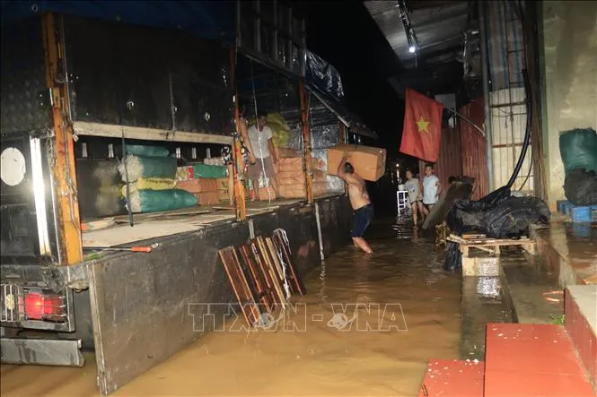 Người dân Lào Cai chạy lũ trong đêm do nước sông Hồng dâng cao- Ảnh 1. Người dân Lào Cai chạy lũ trong đêm do nước sông Hồng dâng cao- Ảnh 1.