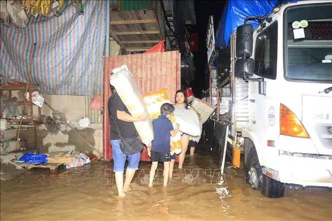 Người dân Lào Cai chạy lũ trong đêm do nước sông Hồng dâng cao- Ảnh 2. Người dân Lào Cai chạy lũ trong đêm do nước sông Hồng dâng cao- Ảnh 2.