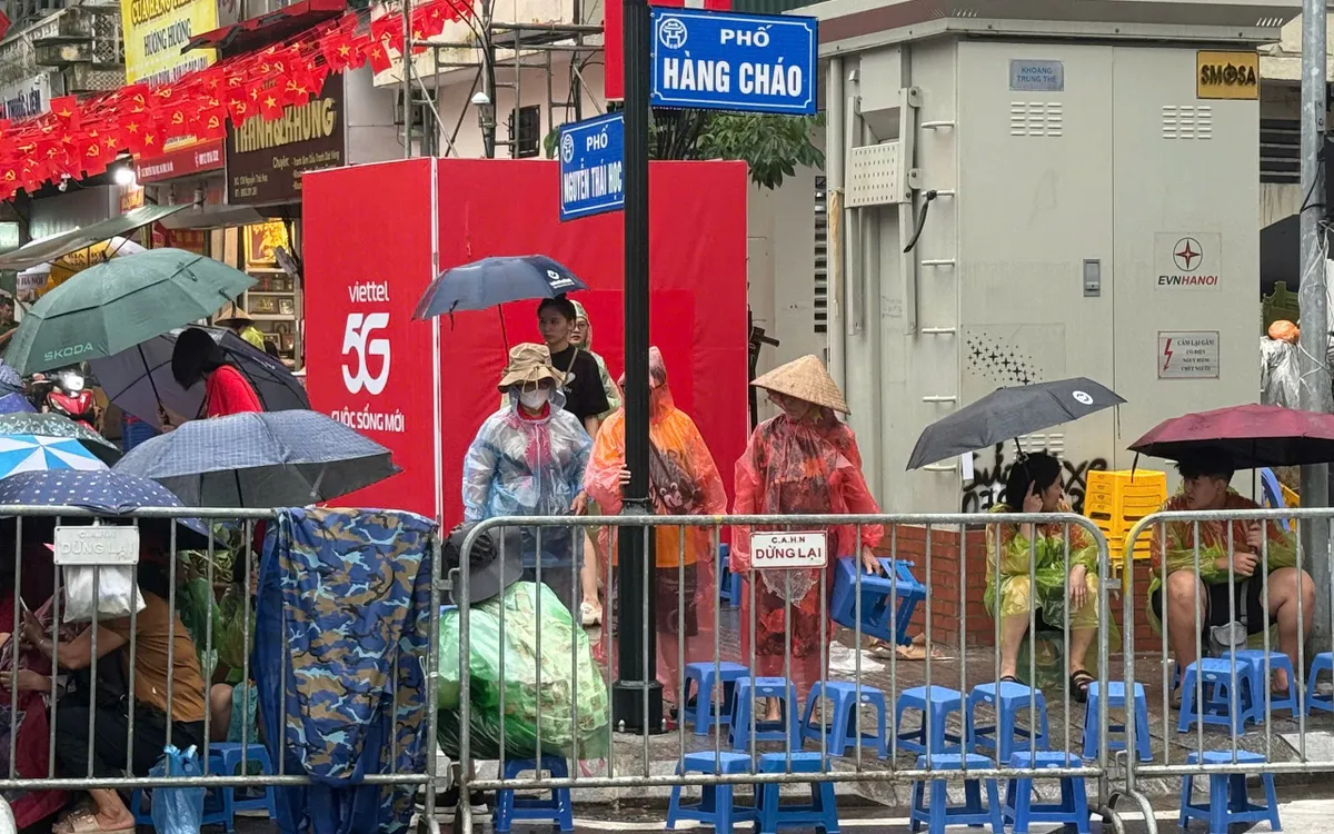 Rất đông người dân có mặt tại Khu vực Hàng Cháo từ sáng sớm đợi đón xem Lễ sơ duyệt diễu binh, diễu hành A80 Rất đông người dân có mặt tại Khu vực Hàng Cháo từ sáng sớm đợi đón xem Lễ sơ duyệt diễu binh, diễu hành A80