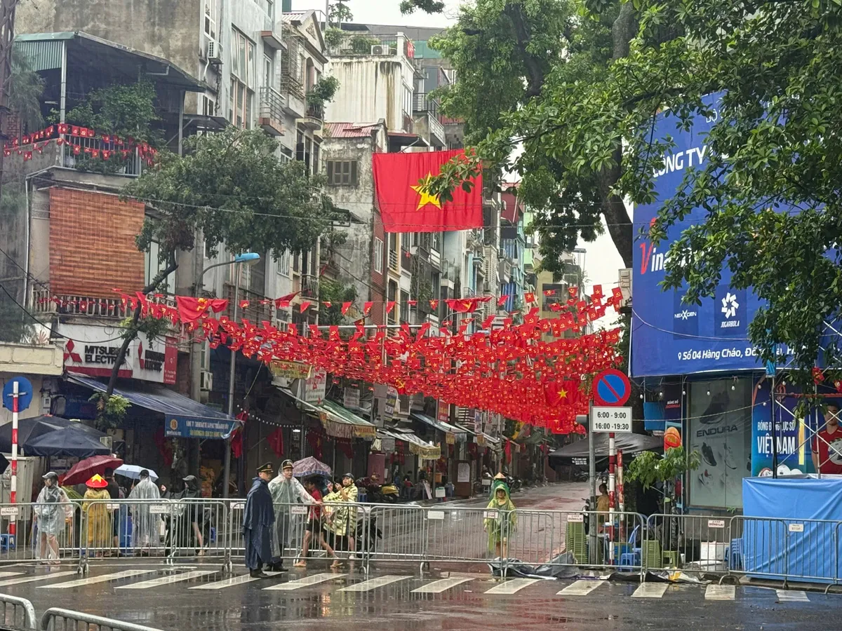 Người dân “đội mưa” giữ chỗ chờ xem sơ duyệt diễu binh, diễu hành A80 - Ảnh 9.