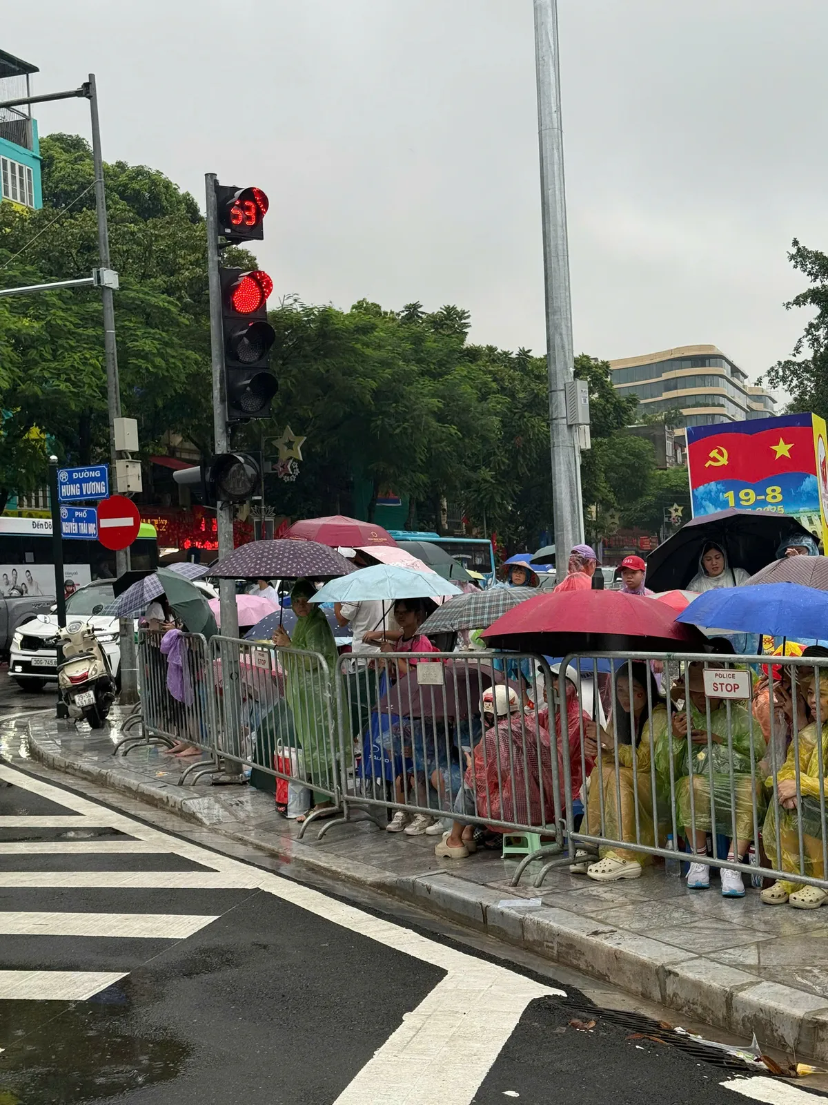 Người dân “đội mưa” giữ chỗ chờ xem sơ duyệt diễu binh, diễu hành A80 - Ảnh 4.