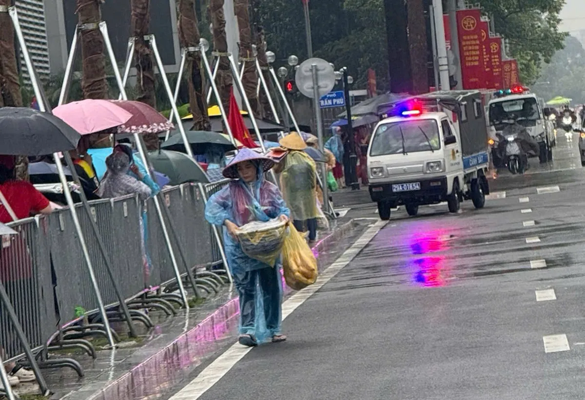Người dân “đội mưa” giữ chỗ chờ xem sơ duyệt diễu binh, diễu hành A80 - Ảnh 8.