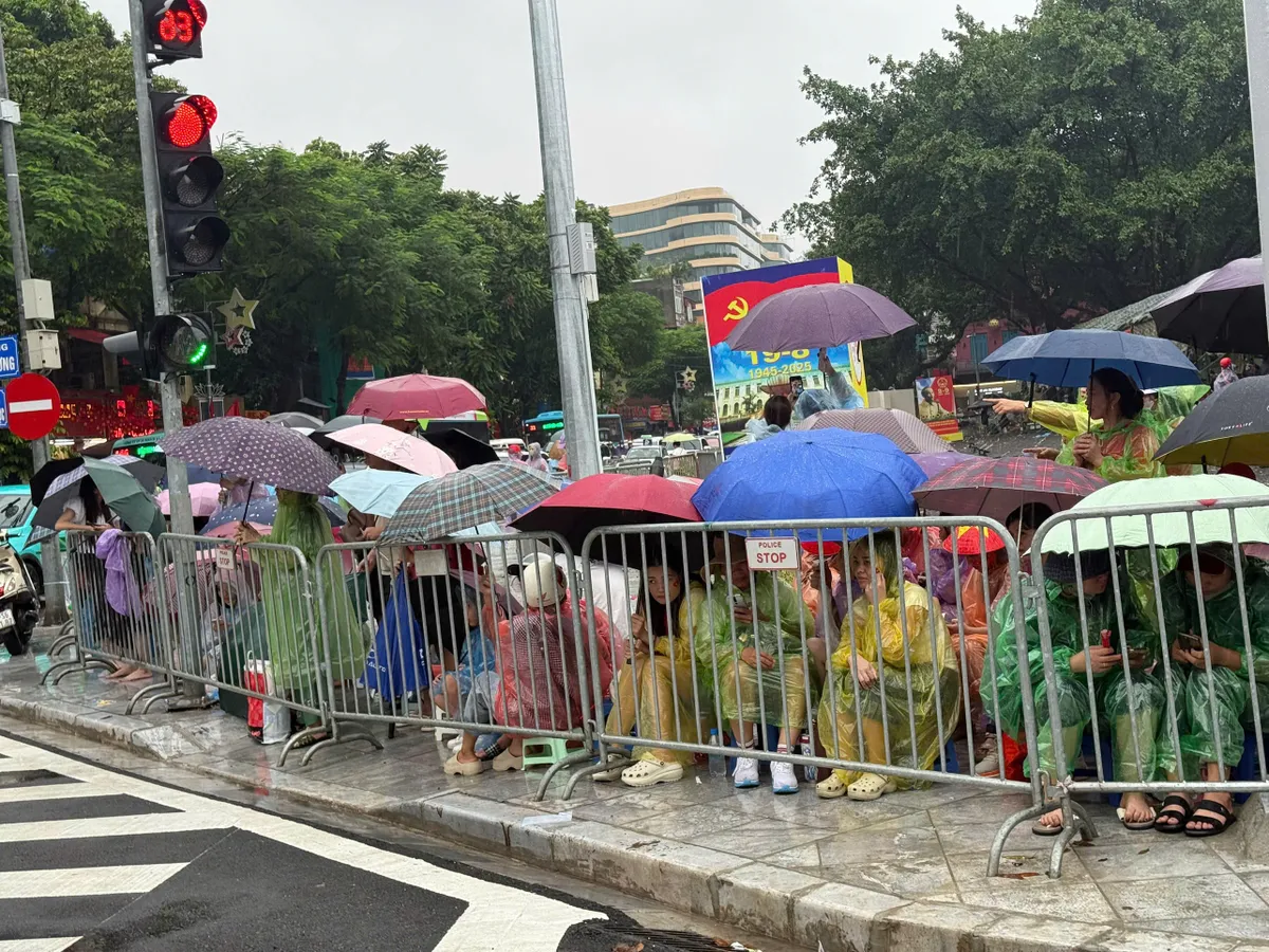 Người dân “đội mưa” giữ chỗ chờ xem sơ duyệt diễu binh, diễu hành A80 - Ảnh 3.