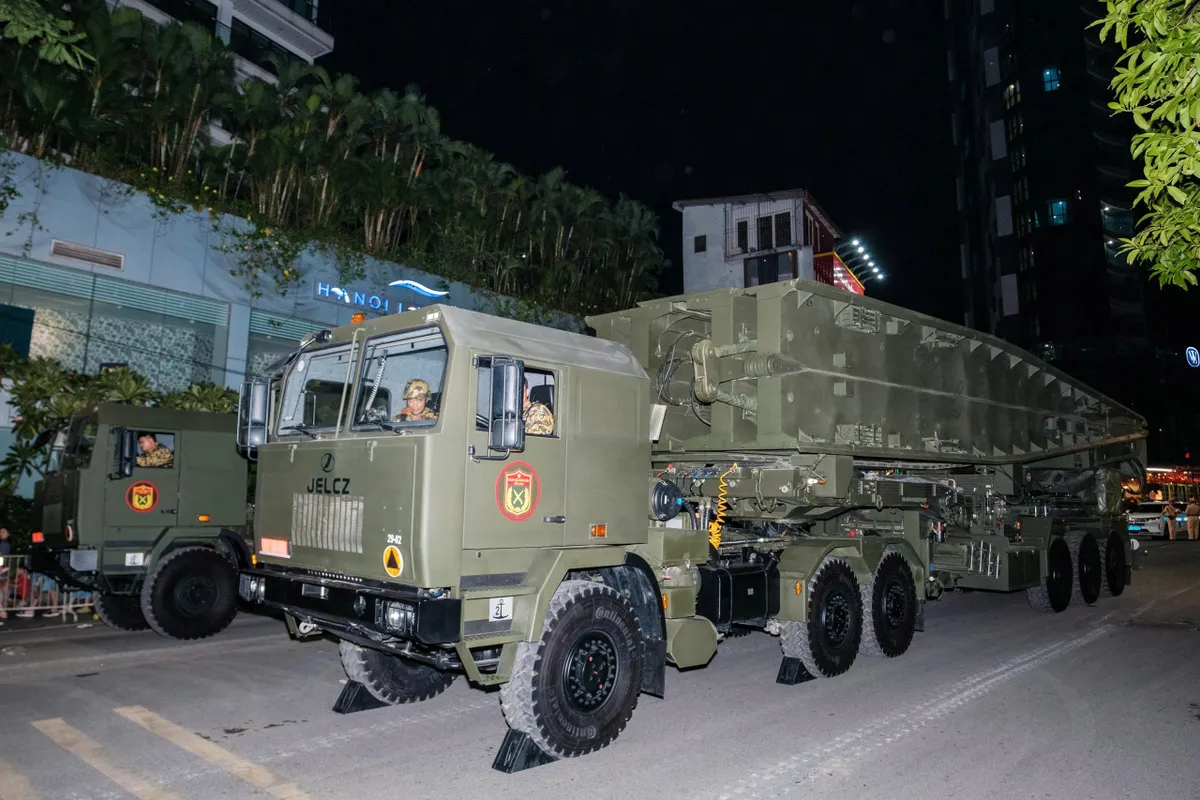 Xe chở khí tài sẵn sàng trước giờ sơ duyệt A80 - Ảnh 17.