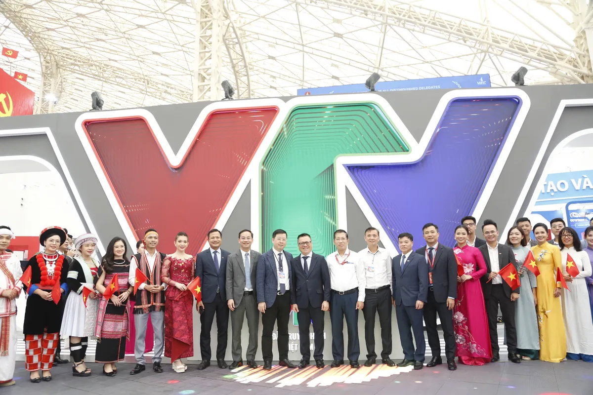 Gian trưng bày VTV tạo sức hút ngày khai mạc Triển lãm Thành tựu đất nước - Ảnh 4.