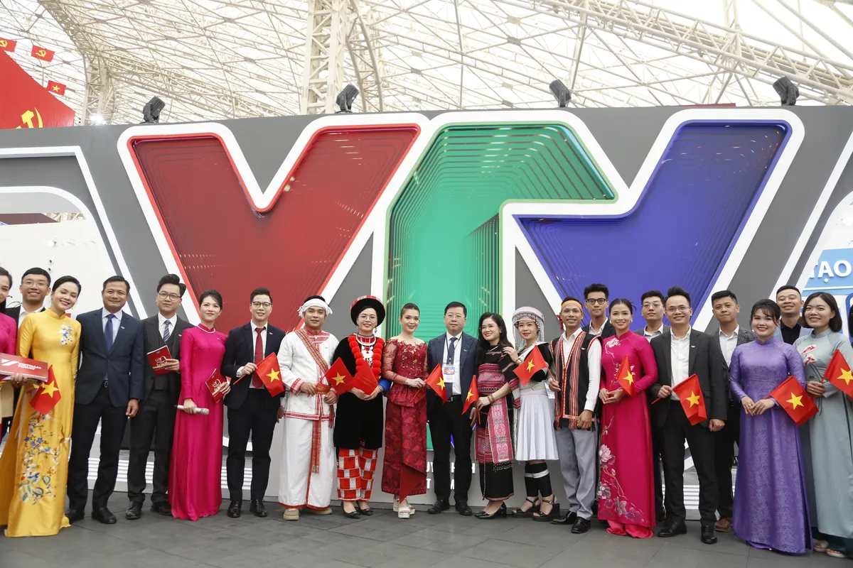 Gian trưng bày VTV tạo sức hút ngày khai mạc Triển lãm Thành tựu đất nước - Ảnh 2.
