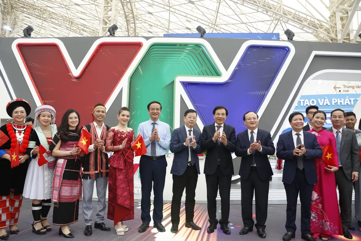 Gian trưng bày VTV tạo sức hút ngày khai mạc Triển lãm Thành tựu đất nước - Ảnh 5.