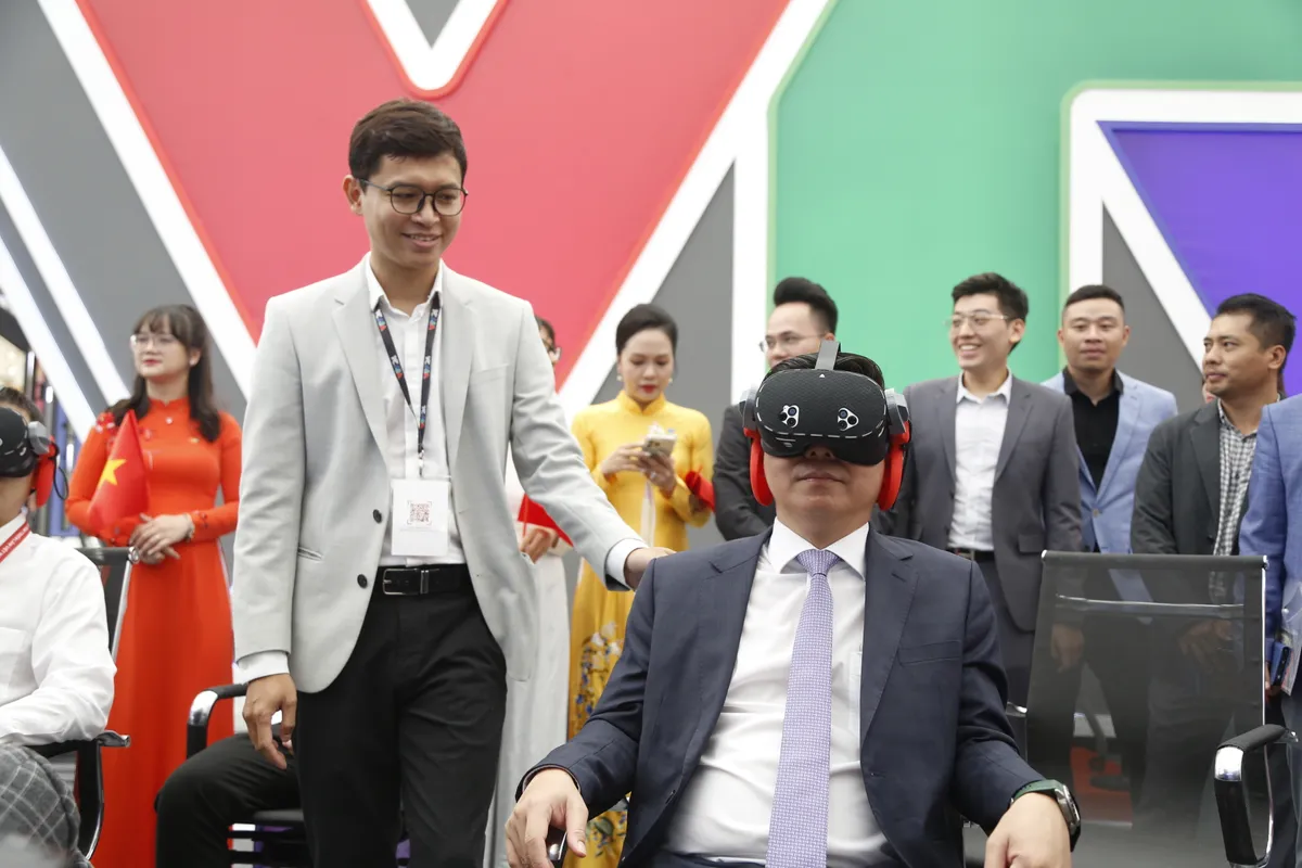 Gian trưng bày VTV tạo sức hút ngày khai mạc Triển lãm Thành tựu đất nước - Ảnh 8.