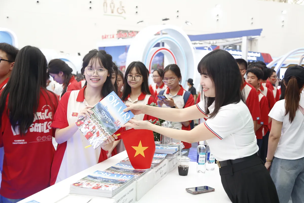 Gian trưng bày VTV tạo sức hút ngày khai mạc Triển lãm Thành tựu đất nước - Ảnh 14.