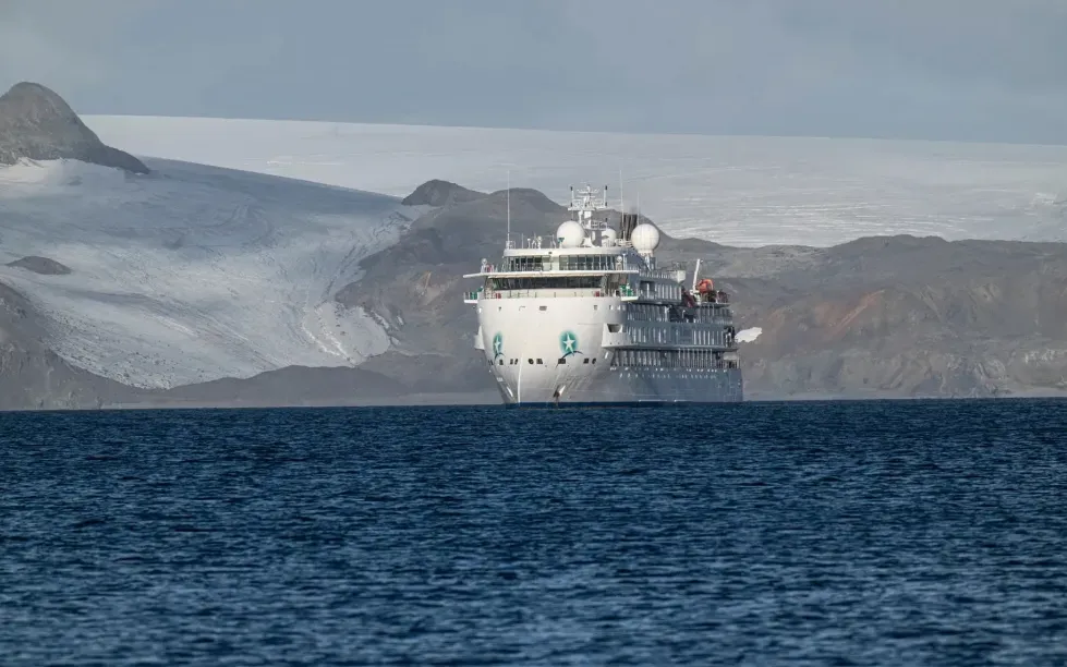 Tàu chở khách du lịch cập đảo King George. (Ảnh: Sean Smith/The Guardian)