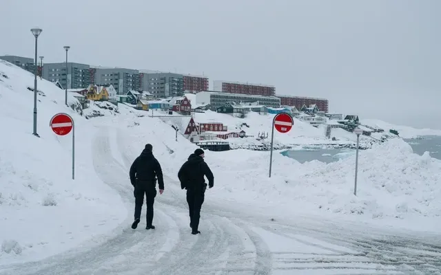Hai cảnh sát tại thủ phủ Nuuk của Greenland hồi tháng 3. (Ảnh: AFP) Hai cảnh sát tại thủ phủ Nuuk của Greenland hồi tháng 3. (Ảnh: AFP)