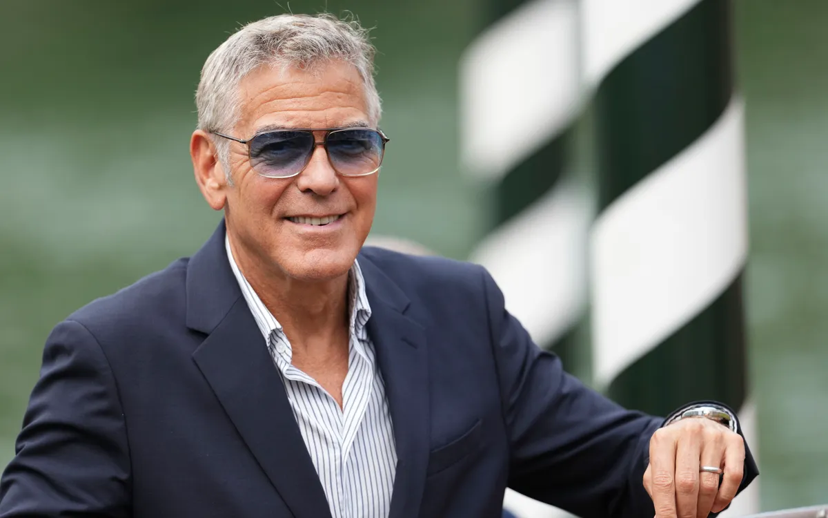 George Clooney đến dự Liên hoan phim Venice lần thứ 82 ở Venice, Ý, vào ngày 27 tháng 8. (Ảnh: Scott A Garfitt/Invision/AP) George Clooney đến dự Liên hoan phim Venice lần thứ 82 ở Venice, Ý, vào ngày 27 tháng 8. (Ảnh: Scott A Garfitt/Invision/AP)