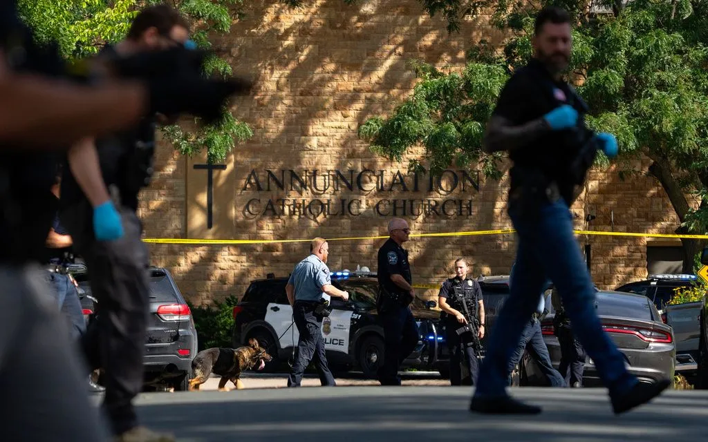Cảnh sát lục soát khu dân cư gần đó sau vụ xả súng tại Nhà thờ Công giáo Annunciation ở Minneapolis, ngày 27/8/2025. (Ảnh: AP)