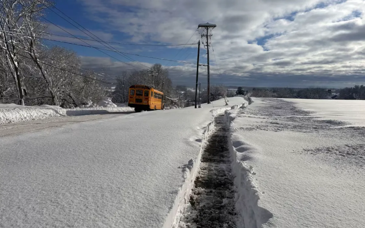Một chiếc xe bus chạy trên con đường đã được dọn sạch sau trận bão tuyết ở Lowville, New York, ngày 2/12/2024 (Ảnh: AP) Một chiếc xe bus chạy trên con đường đã được dọn sạch sau trận bão tuyết ở Lowville, New York, ngày 2/12/2024 (Ảnh: AP)