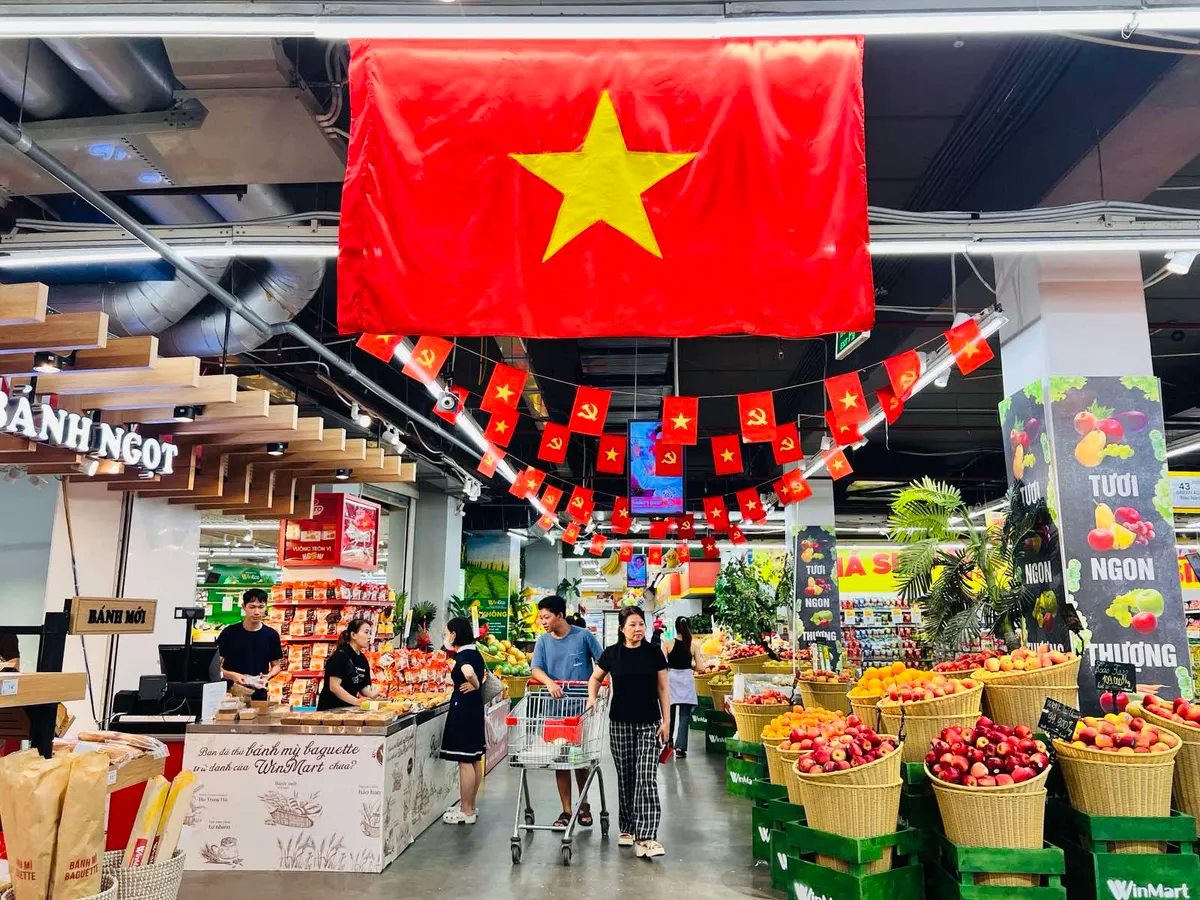 Siêu thị tăng giờ mở cửa, giảm giá hàng hóa đến 50% dịp lễ 2/9 - Ảnh 1.