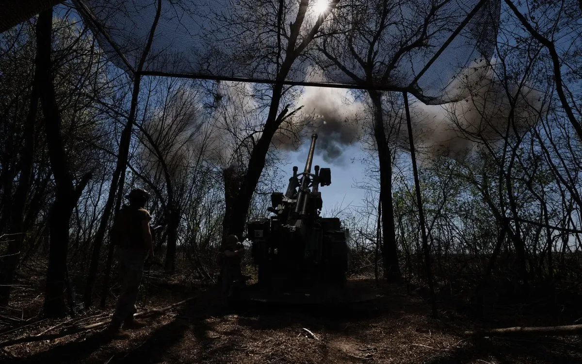 Binh lính Ukraine nổ súng vào một mục tiêu của Nga ở vùng Donetsk (Ảnh: NY Times) Binh lính Ukraine nổ súng vào một mục tiêu của Nga ở vùng Donetsk (Ảnh: NY Times)