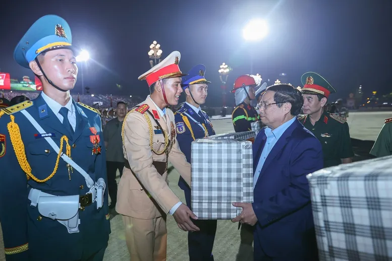 Thủ tướng Phạm Minh Chính tặng quà, dự buổi sơ duyệt diễu binh, diễu hành A80 - Ảnh 1.