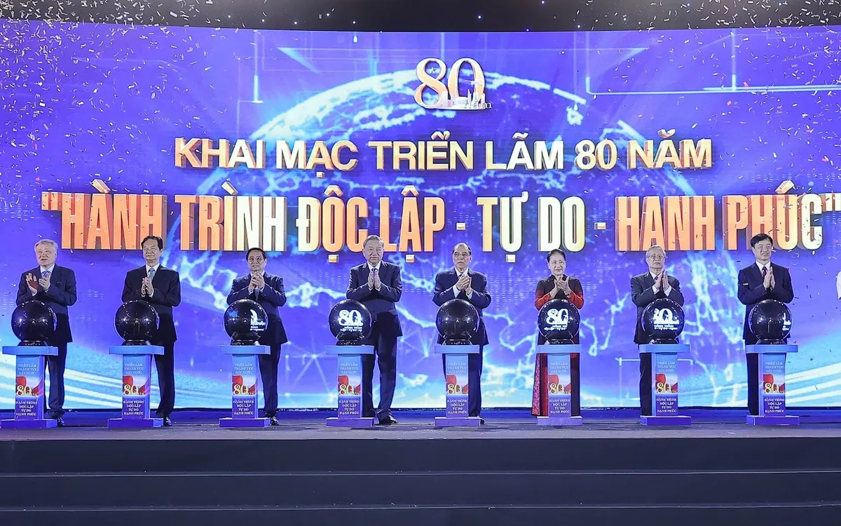 Lãnh đạo Đảng, Nhà nước thực hiện nghi thức khai mạc Triển lãm “80 năm Hành trình Độc lập - Tự do - Hạnh phúc” (Ảnh: VGP) Lãnh đạo Đảng, Nhà nước thực hiện nghi thức khai mạc Triển lãm “80 năm Hành trình Độc lập - Tự do - Hạnh phúc” (Ảnh: VGP)