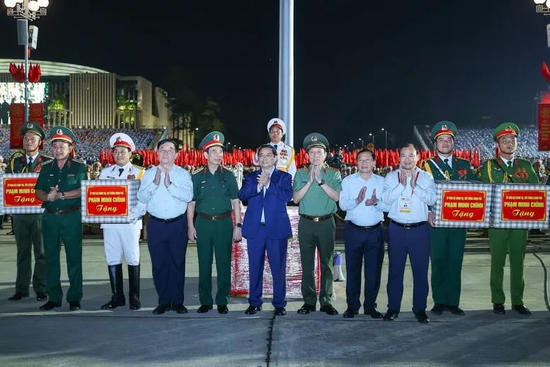 Thủ tướng Phạm Minh Chính tặng quà, dự buổi sơ duyệt diễu binh, diễu hành A80 - Ảnh 2.