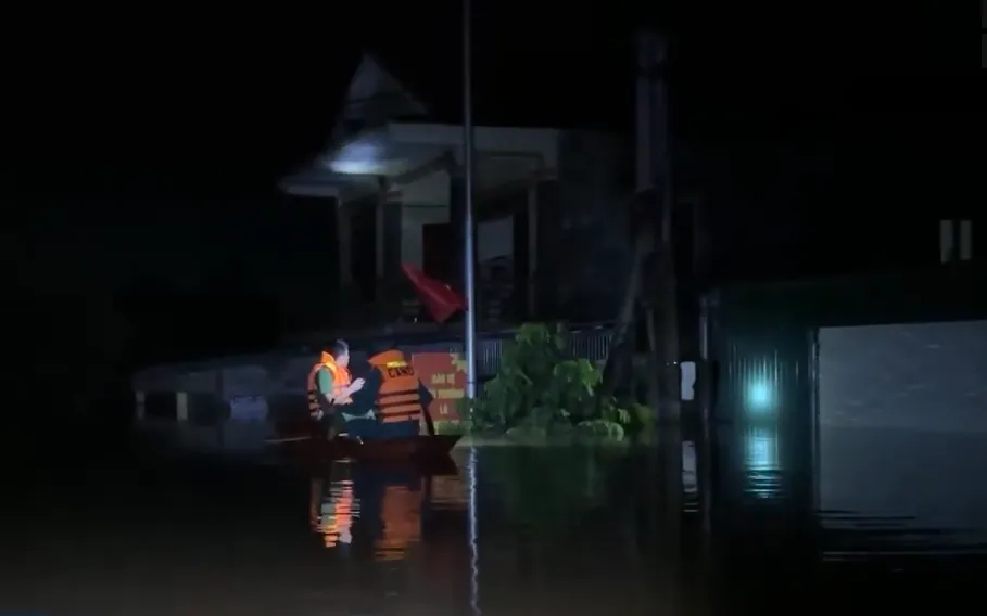 Nghệ An di dời khẩn cấp hàng trăm hộ dân khỏi vùng ngập lụt - Ảnh 1.