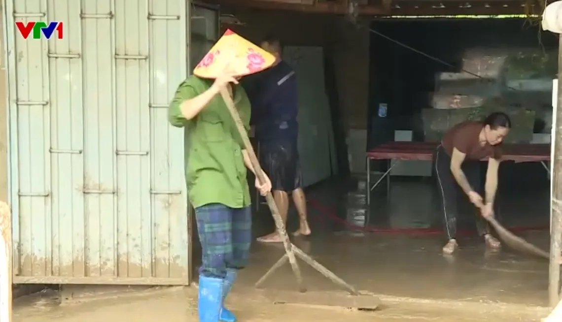 100 c&aacute;n bộ, chiến sĩ gi&uacute;p d&acirc;n x&atilde; v&ugrave;ng cao Nghệ An khắc phục hậu quả ngập lụt - Ảnh 1.