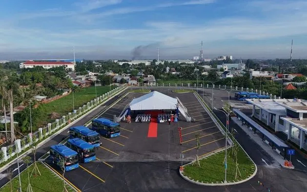 Toàn cảnh Bến xe buýt mới Hóc Môn - TP Hồ Chí Minh. Toàn cảnh Bến xe buýt mới Hóc Môn - TP Hồ Chí Minh.