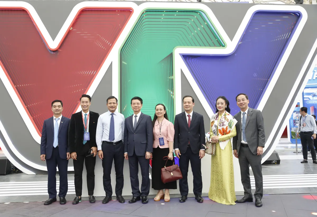 Gian trưng bày VTV tạo sức hút ngày khai mạc Triển lãm Thành tựu đất nước - Ảnh 6.