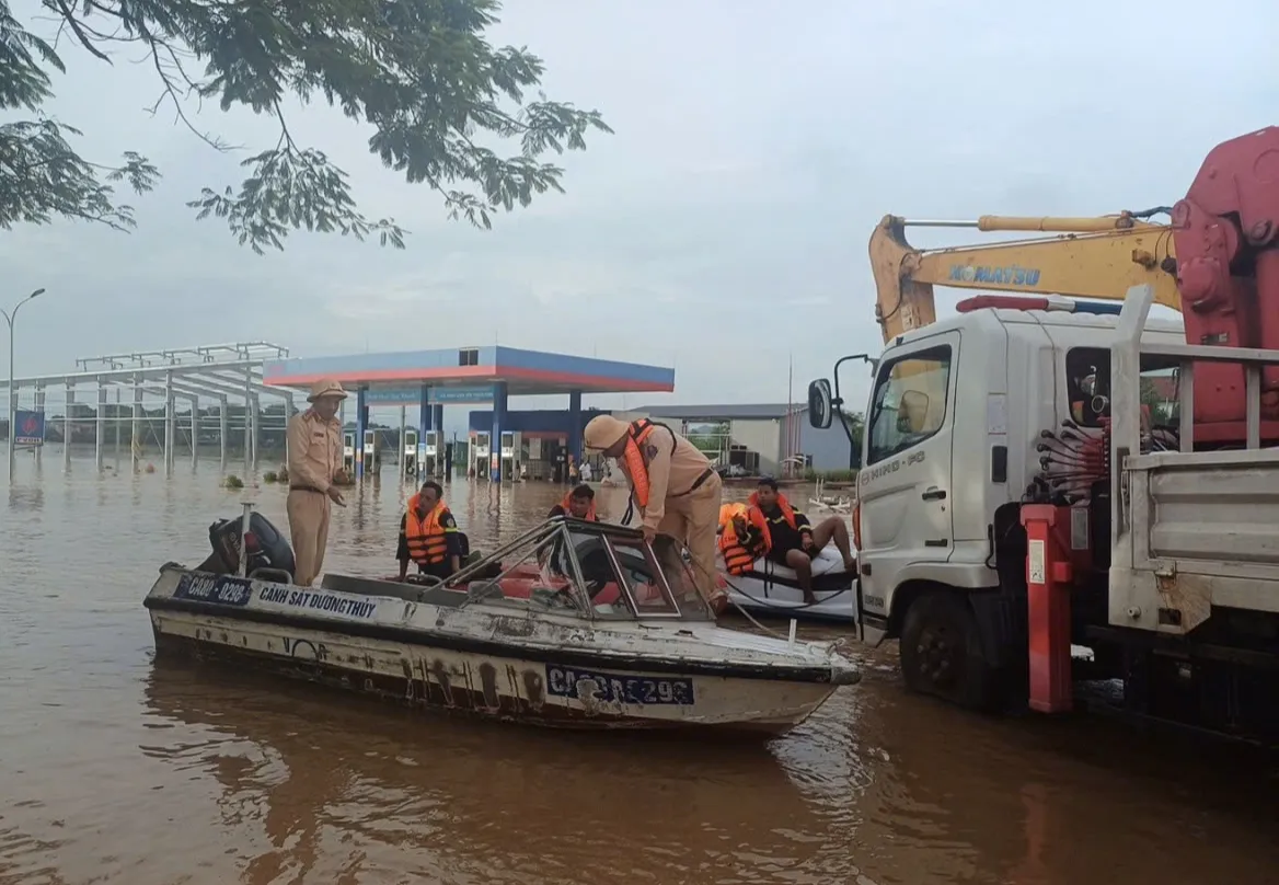 Thủy Đoàn I, Cục CSGT khẩn trương ứng cứu người dân vùng lũ tại Thanh Hóa - Ảnh 1.