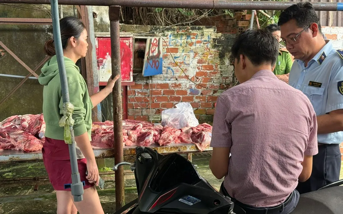 Lưc lượng chức năng đang làm việc với đại diện cơ sở giết mổ. Ảnh: P.N.
 Lưc lượng chức năng đang làm việc với đại diện cơ sở giết mổ. Ảnh: P.N.