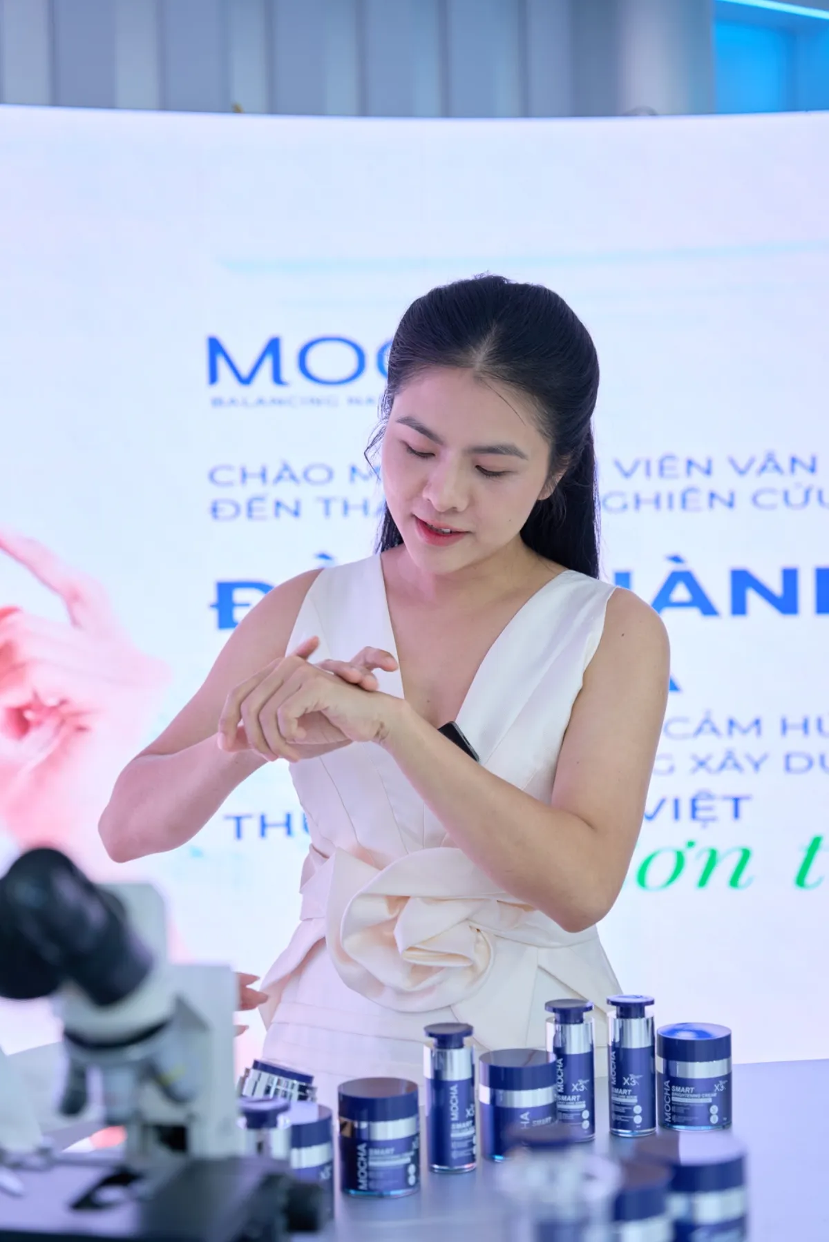 Vân Trang bất ngờ trước một thương hiệu Việt tâm huyết- Ảnh 5.